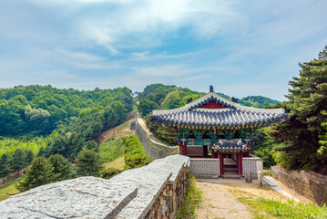 Obraz premium 상당산성 공남문의 측면 모습-Side view of Sangdangsanseong Fortress' Gongnammun Gate