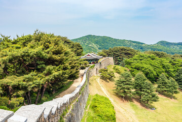 공남문이 보이는 상당산성의 풍경, 충북 청주시에 위치-Scenic view of Sangdangsanseong Fortress with Gongnammun Gate in Cheongju, Chungcheongbuk-do, South Korea