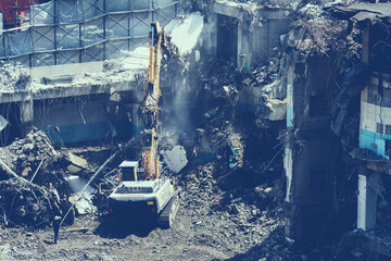 パワーショベルによるビル解体工事現場