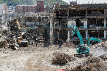パワーショベルによるビル解体工事現場