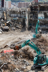 パワーショベルによるビル解体工事現場