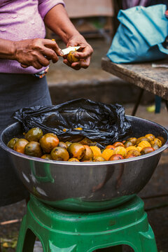 Venta de Pijuayo (Bactris gasipaes) listo para comer, en el mercado de la ciudad de Yurimaguas, Loreto - Perú