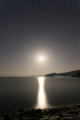 Fototapeta na wymiar 月光に照らされた美しい瀬戸内海の静かな海の風景