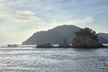 魚の漁に出航している漁船と瀬戸内海の島々の風景