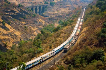 Deurstickers Glenfinnanviaduct Indian railway passing through the mountains