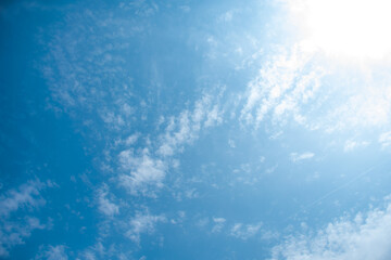 Fototapeta na wymiar 青空に太陽と少々雲