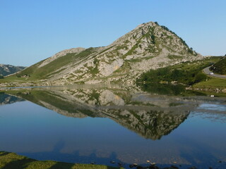 Naklejka na ściany i meble Lagos de Covadonga con reflejo de montaña en el agua