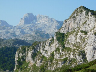 montañas de roca caliza con nevero