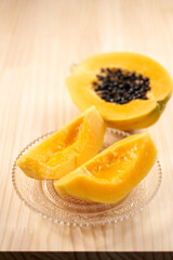 パパイヤの実を白木テーブルで