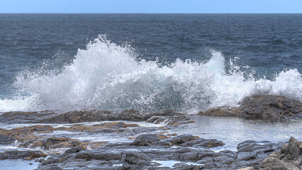 Fototapeta premium waves crashing on ocks
