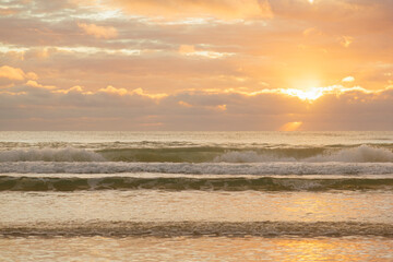 Sonne &uuml;ber dem Ozean und den Wolken am Morgen
