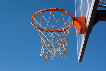 Naklejka premium Old basketball goal against the blue sky, side view, close-up