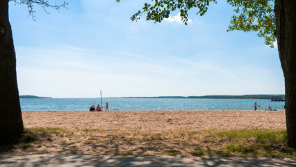 Fototapeta plaża nad jeziorem rodzina odpoczywa obraz