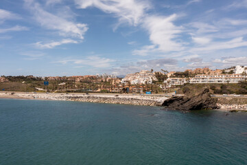 Obraz premium Vista de la playa del peñón del cura en el municipio de Fuengirola, Andalucía