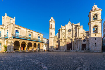 Fototapeta premium View of the Square of the Cathedral of the Virgin Mary in Havana, Cuba (Plaza de La Catedral de la Virgen María de la Concepción Inmaculada de La Habana in Spanish), on a sunny morning.