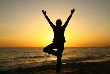Fototapeta premium A yoga posture on the beach, the tree