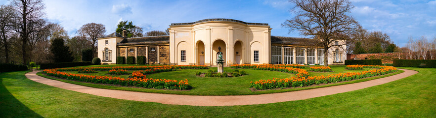 Obraz premium panorama of tulip garden in english country house