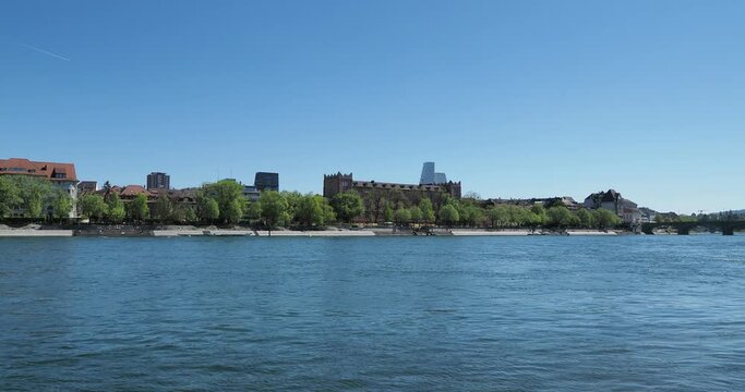 Basels Altstadt am Rhein in der Schweiz - Mittlere Br&uuml;cke am Rhein mit Blick auf die Altstadt Kleinbasel und Unterer Rheinweg am rechten Ufer