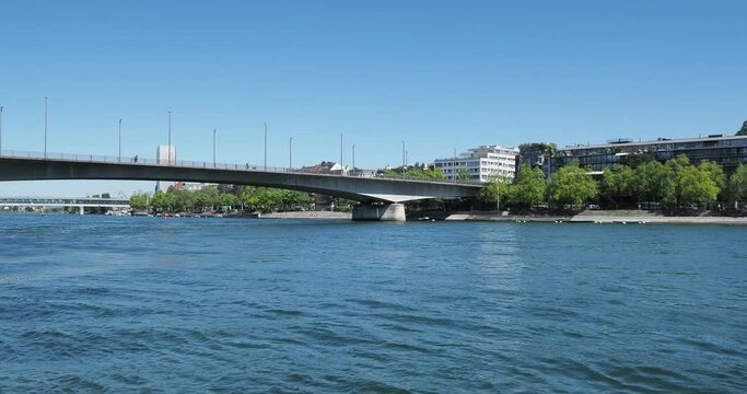 Basel in der Schweiz. Am Rheinufer entlang St. Johanns-Rheinweg, unter der Johanniterbr&uuml;cke zwischen Dreirosenbr&uuml;cke und Historische Mittlere Br&uuml;cke