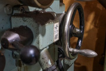 町工場、手動旋盤のレバーとハンドル