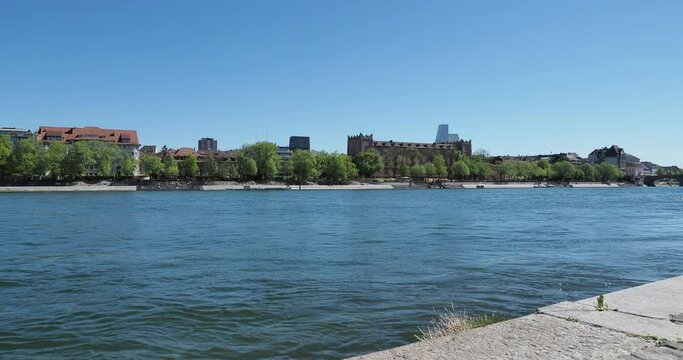 Basel in der Schweiz an einem sch&ouml;ner Fr&uuml;hlingstag am linken Rheinufer