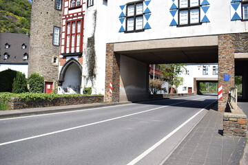 Oberburg Kobern-Gondorf mit der Hauptstraße durch die alte Burg