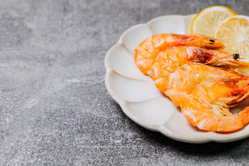 접시에 담긴 해산물 대하 구이 요리