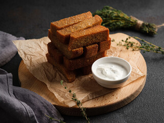 garlic croutons with cream sauce