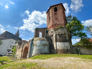 Fototapeta na wymiar Vestiges de l'ancienne église Saint-Hilaire, construite en briques, à Agen dans le département de Lot-et-Garonne en région Nouvelle-Aquitaine