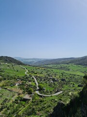 Fototapeta na wymiar Paisajes verdes en la sierra de Cádiz. Vistas desde Grazalema. 