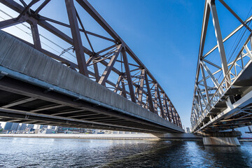 Fototapeta na wymiar 隅田川に架かる鉄橋　つくばエクスプレス　上野東京ライン　青空