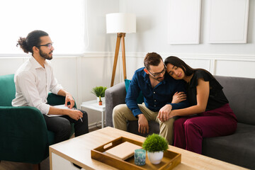 Obraz premium Therapist helping a married couple with problems