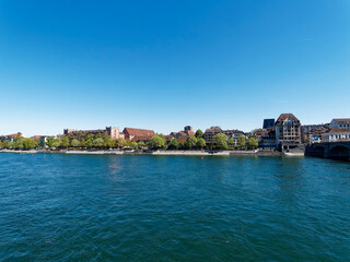 Fototapeta na wymiar Basel in der Schweiz an einem schöner Frühlingstag am linken Rheinufer