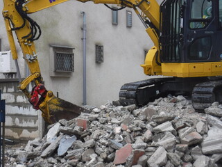 Destroy a house with a power shovel　～パワーショベルをつかって家を壊す