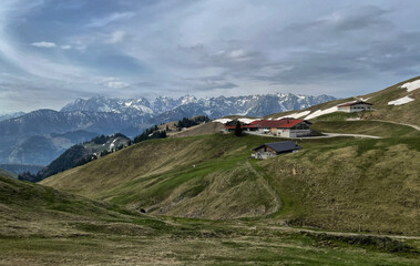 Burger Alm am Wandberg mit dem Kaisergebirge im Hintergrund, Alpen, Tirol, Österreich