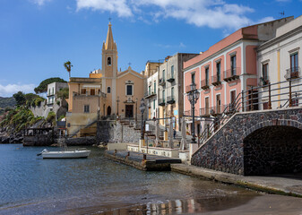 Fototapeta na wymiar Sizilien: Lipari Stadt - der kleine Hafen mit Brücke und Kirche Parrocchia San Giuseppe