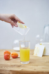 a bag of vitamins is poured into a glass