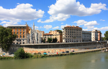 Fototapeta na wymiar View on the river Tibr and buildings in Rome