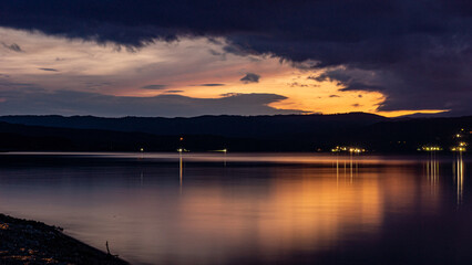 Obraz premium sunset over the lake