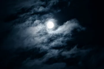Fotobehang Maan in de nachtelijke hemel, donkere gotische achtergrond, Halloween-concept © scaliger
