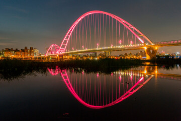 Night view of the Crescent Bridge