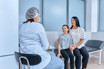 Obraz premium mom and daughter at a doctor's appointment