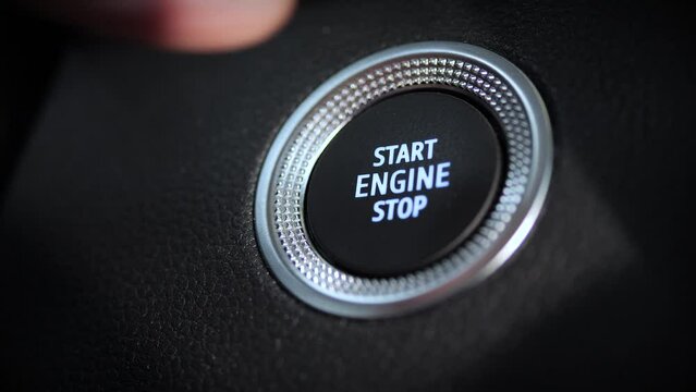 Un doigt appuie sur le bouton pour d&eacute;marrer et couper le moteur d'une voiture