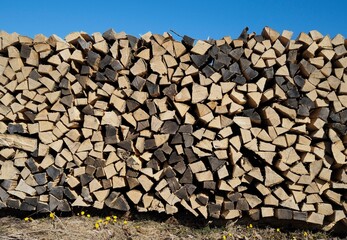 W&auml;rmeenergie - Holzscheite lagern gestapelt im Wald	