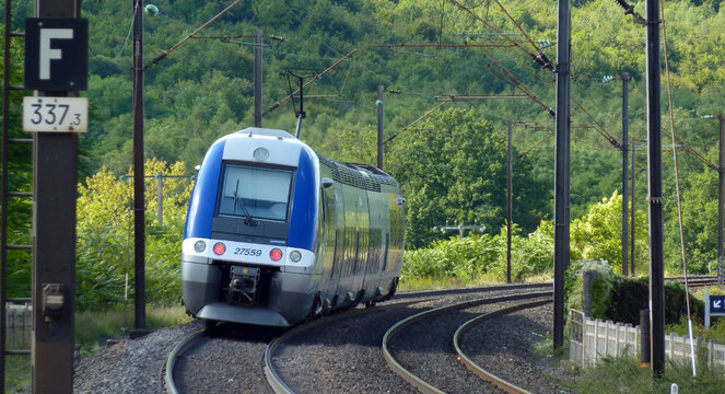 Autorail r&eacute;gional de la R&eacute;gion Lorraine &agrave; hauteur de la ville de Liverdun. Le 20 ao&ucirc;t 2010.