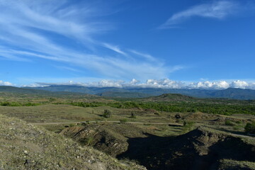 Paisaje desértico con nubes y cielo azul tatacoa