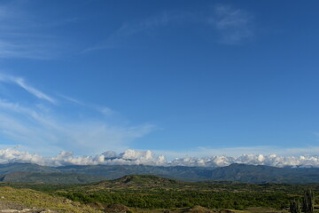 Paisaje desértico con nubes y cielo azul