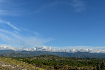 Paisaje desértico con nubes y cielo azul