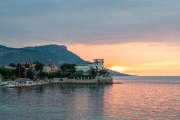 Fototapeta premium Lever de soleil dans la baie des fourmis entre Beaulieu sur Mer et Saint Jean Cap Ferrat sur la Côte d'Azur