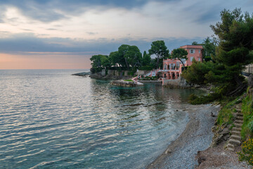 Villa rose à l'aube en bord de mer dans la baie des fourmis au Cap Ferrat sur la Côte d'Azur